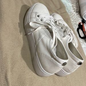 STEVE MADDEN GENTLY USED WHITE SNEAKERS